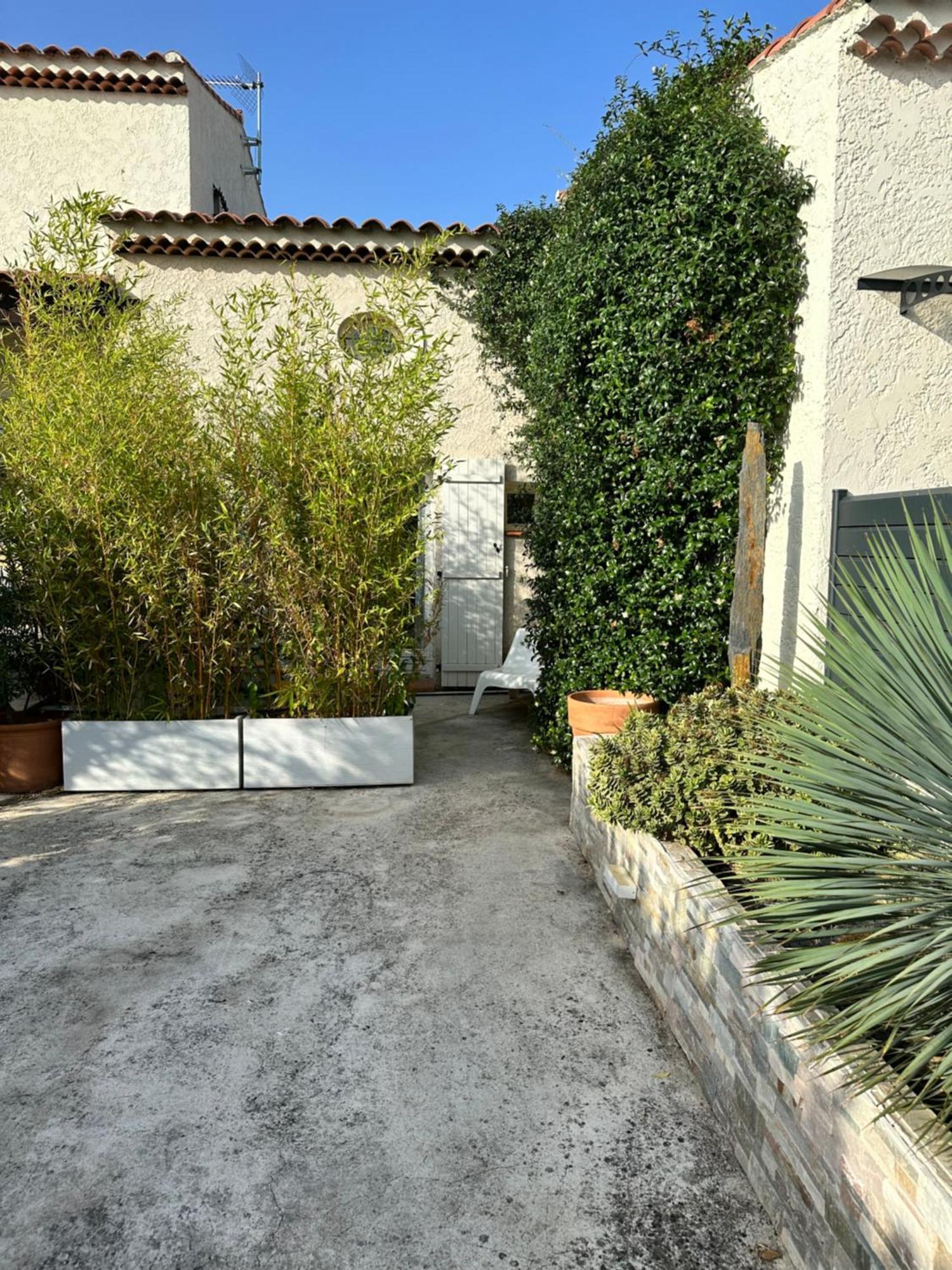 Plan De Cuques T2 Hotel Exterior photo